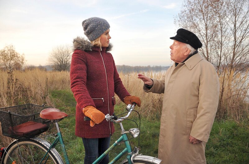 Klara (Wolke Hegenbarth, l.) möchte von Willi Karlfeld (Jochen Stern, r.) wissen, ob er einen Schuß bei seinen Wanderungen gehört hat. – Bild: ARD/​Hardy Spitz