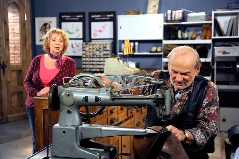 ARD ROTE ROSEN FOLGE 1708. Erika (Madeleine Lierck-Wien, l.) ärgert es, dass Hannes (Claus Dieter Clausnitzer, r.) sich für Inges Geschenk, solche Mühe gibt. – Bild: ARD/​Nicole Manthey