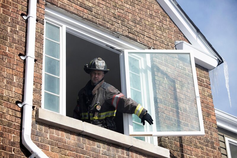 Schaut aus dem Fenster: Taylor Kinney als Kelly Severide – Bild: @RTL