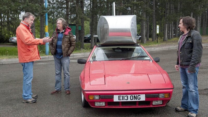 Jeremy Clarkson (l.) und Richard Hammond (r.) begutachten James Mays Motorhaus. – Bild: RTL /​ © BBC Worldwide