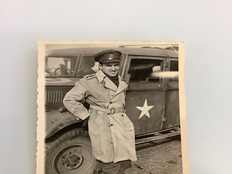 Dieses Bild zeigt Anton Walter Freud, den Enkel von Sigmund Freud, in seiner Uniform der britischen Armee während des Zweiten Weltkriegs.  – Bild: SPIEGEL TV