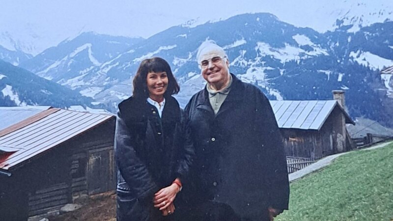 Bundeskanzler Helmut Kohl und Beatrice Herbold lernen sich im Urlaub in Bad Hofgastein kennen. War sie seine heimliche Geliebte? „Terra X History“ erzählt die Geschichte von fünf „Schattenfrauen“. – Bild: privat