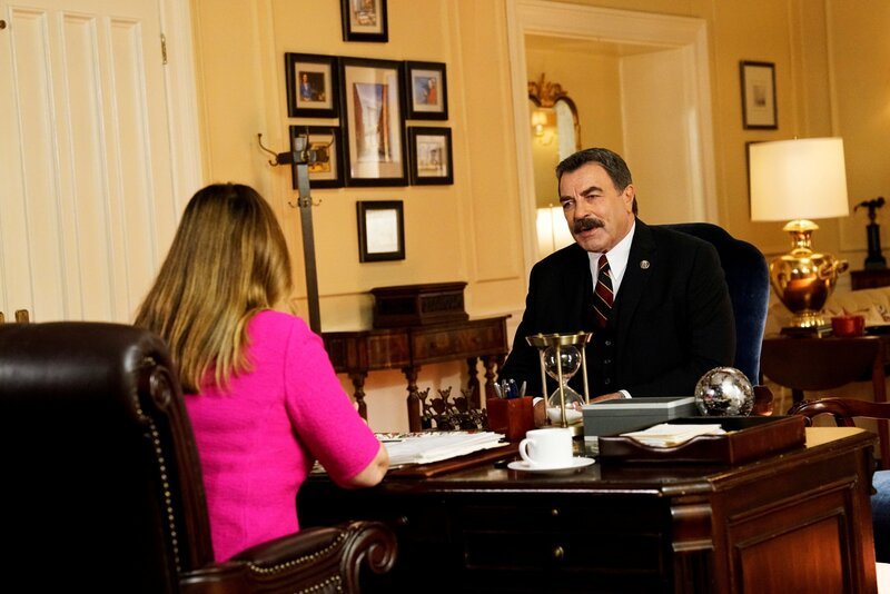 Pictured: Lorraine Bracco als Margaret Dutton, Tom Selleck als Frank Reagan. – Bild: John Paul Filo /​ CBS