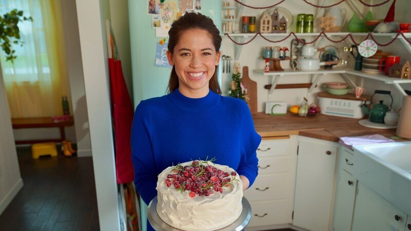 Portrait shot of Molly Yeh with her Norwegian Cream Cake, as seen on Girl Meets Farm, season 9. – Bild: Discovery, Inc.