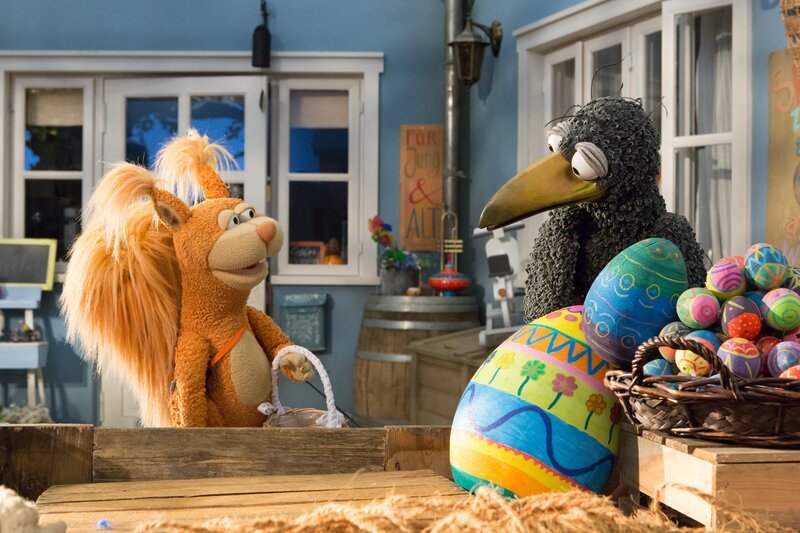 Ella (Anna Menzel) staunt: In dem Osterei schnarcht es! Rudi (Lennart Morgenstern) will das vermeintliche Küken natürlich ausbrüten. – Bild: ZDF/​Zia Ziarno