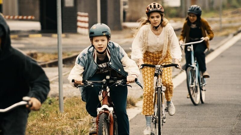 Die drei !!! Franzi (Bella Bading, vorn), Marie (Lilith Johna) und Kim (Purnima Grätz, hinten) nehmen die Verfolgung auf. – Bild: KiKA/​Die Drei !!! Disney Enterprises, Inc.