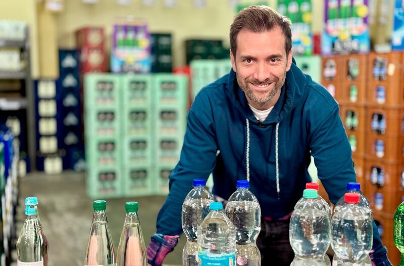 Still oder Sprudel? Marke oder No-Name? Die Auswahl an Mineralwasser im Getränkemarkt ist enorm. Und so auch die preislichen Unterschiede. Aber was steckt drin und geht’s mit Leitungswasser am Ende nicht noch günstiger? Das und mehr in „Ausgerechnet – Wasser“ mit Reporter Daniel Aßmann. – Bild: WDR/​Bavaria Entertainment GmbH/​Paul Bogdanski