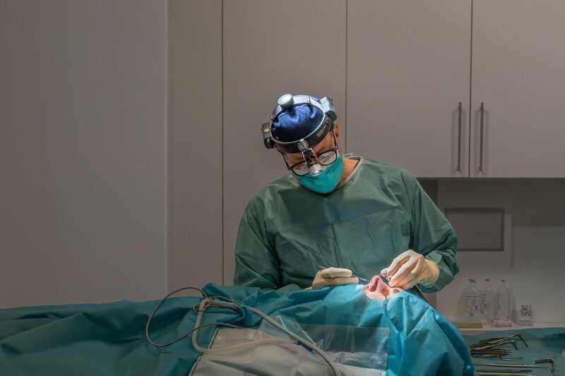 Paul Gressenberger unterzieht sich bereits seiner zweiten Nasen-OP und hofft damit, endlich wieder Zufriedenheit und Glück empfinden zu können. Die erste OP vor einem Jahr sollte eigentlich die Belohnung für eine bestandene Facharztprüfung sein, doch Paul war mit dem Ergebnis überhaupt nicht zufrieden: „Nasenspitze zu weit nach oben rotiert“ – so nennt das der Fachmann. Der Laie würde sagen: Stubsnase. Gelingt die Korrektur? – Bild: Felix Kost /​ ZDF