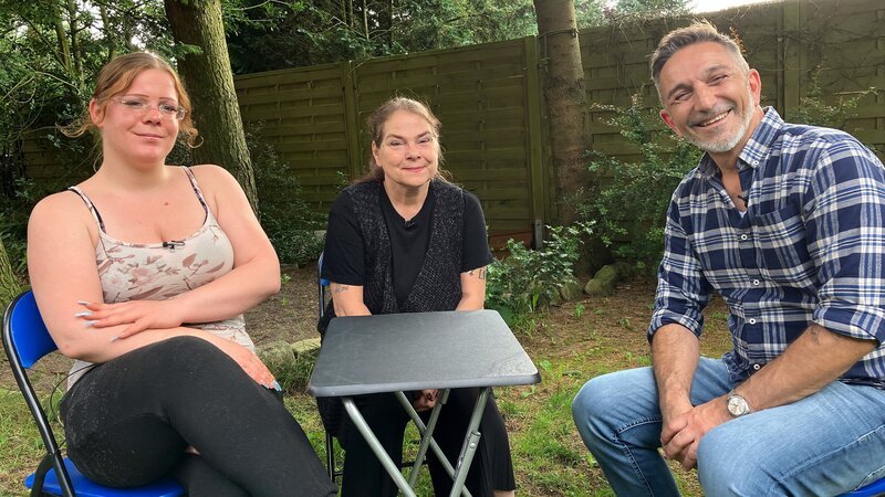 Dunja (Mitte) möchte nach Rumänien auswandern, um bei einem Tierschutzverein zu arbeiten. Sie plant, ihr Haus zu verkaufen, erhält dabei jedoch keine Unterstützung von den Kindern ihres verstorbenen Mannes. Experte Mauro soll helfen. – Bild: RTLZWEI