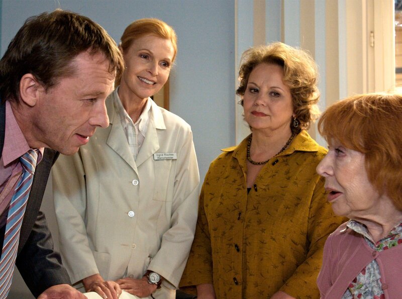 „Heimlichkeiten“, Regie: Jürgen Brauer, am Dienstag (02.10.07) um 21:05 Uhr im Ersten. Gertrude Stielke (Gisela Trowe, re.) hat sich in ihrem Altenheim beim Teekochen die Hand verbrüht. Ihre Betreuerin und Freundin Else Klinger (Swetlana Schönfeld, 2.v.re.) hat sie sofort in die Sachsenklinik gebracht. Auch Gertrudes Sohn Frank (Ulrich Wiggers, li.) kommt sofort in die Klinik. Oberschwester Ingrid (Jutta Kammann, 2.v.li.) ist begeistert, wie liebevoll Else mit Gertrude umgeht. – Bild: MDR/​Krajewsky