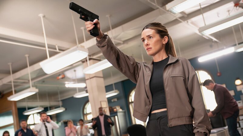 Hat die ganze Polizeistation unter Kontrolle: Addison Timlin als Brooke Kirkman – Bild: SRF/​Disney