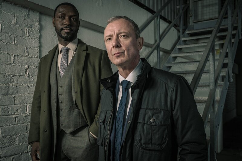 DS Glenn Branson (Richie Campbell, l.) und DS Roy Grace (John Simm) ermitteln in Brighton in einer Serie von Vergewaltigungen. – Bild: ZDF und Jonathan Browning.