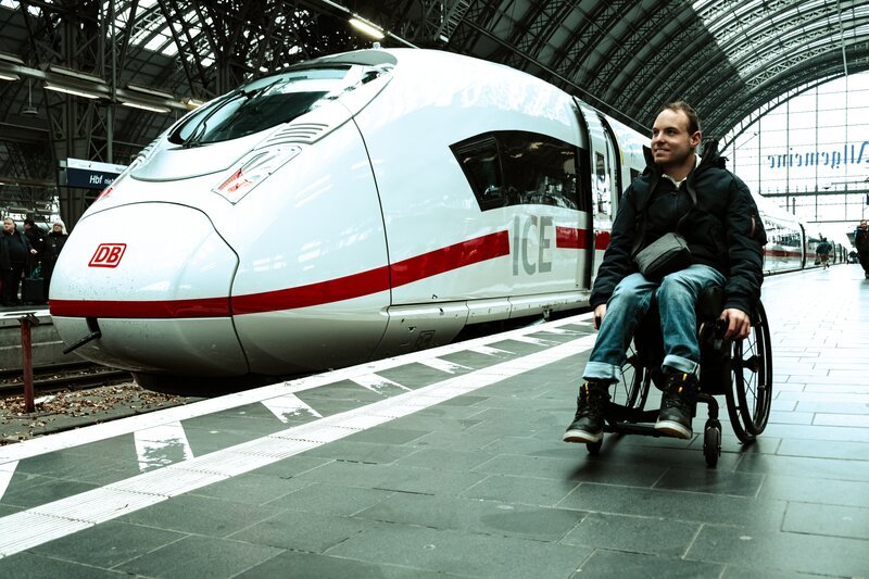 Nico Mackert wünscht sich mehr Inklusion von Menschen mit Behinderung in allen Bereichen des Lebens. – Bild: ZDF und Paul Tzschoppe