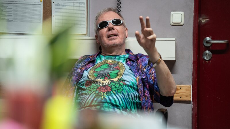 Direktor Leibrandt (Ludger Pistor) ist mal wieder in einer Midlifekrise. – Bild: SWR/​Clara Marnette