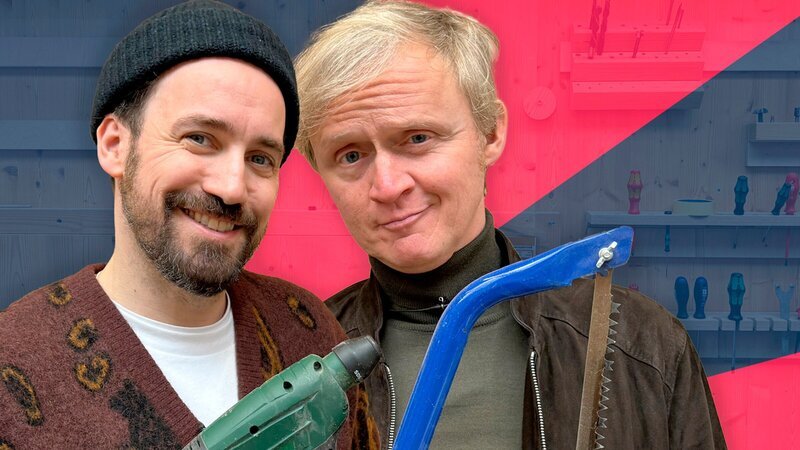 Weiter geht’s mit dem schönsten TV-Duo seit Marianne und Michael. Moderator Jan Köppen und Host Pierre M. Krause suchen im Baumarkt einen Rahmen für die Sendung. Nebenbei offenbart sich Jan vor Pierre als Herr der Elemente. Wasser wohl dazu sagt? Nebenbei berichtet er noch von seiner schlimmsten Fernseherfahrung (nein, nicht die Kurzstrecke). – Bild: ZDF und SWR/​dibido.tv
