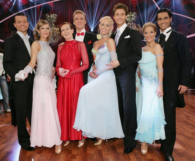 Diese vier Paare treten im Tanzduell der Stars gegeneinander an: Wolke Hegenbarth und Oliver Seefeldt, Heide Simonis und Hendrik Höfken, Isabel Edvardsson und Wayne Carpendale, Sandy Mölling und Roberto Albanese (v.li.). Das Paar mit der niedrigsten Benotung scheidet am Samstag wieder aus. – Bild: RTPL /​ RTLplus/​ Gregorowius