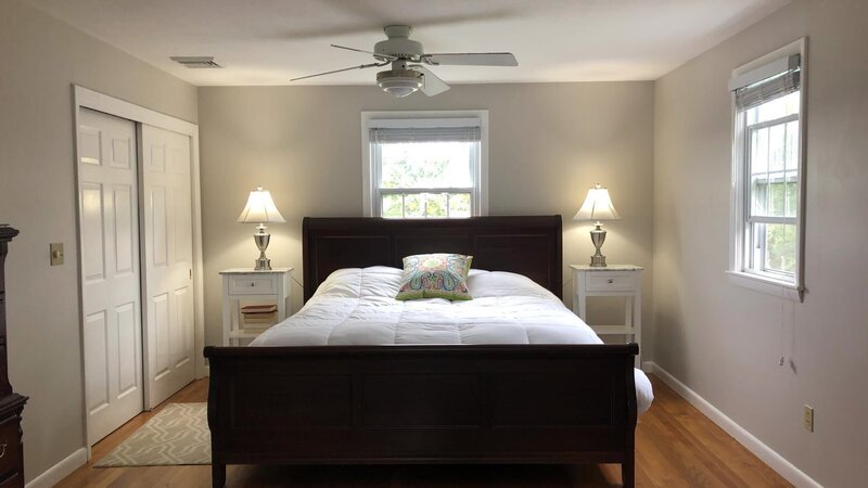 Bedroom of Serentiy point property in Newport, RI. As seen on HGTV’s Island Life – Bild: Discovery, Inc.