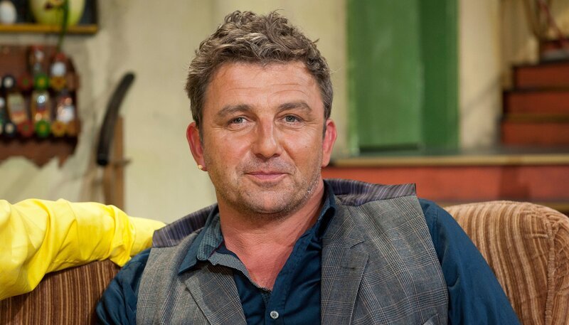 KRÖMER – LATE NIGHT SHOW. Kurt Krömer lädt ins Berliner Ensemble zur neuen Staffel der „Krömer – Late Night Show“. Gast der Sendung ist der österreichische Schauspieler Hans Sigl. – Bild: rbb/​Max Kohr