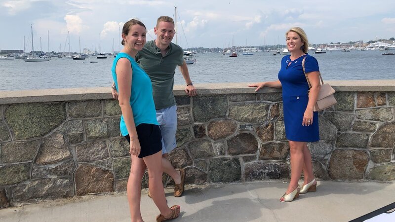 Clients, Christine and Jens Berdahl meet with agent, Tammy Bass at King Park, in Aquidneck Island, Rhode Island, as seen on HGTV’s Island Life. – Bild: Discovery, Inc. All Rights Reserved