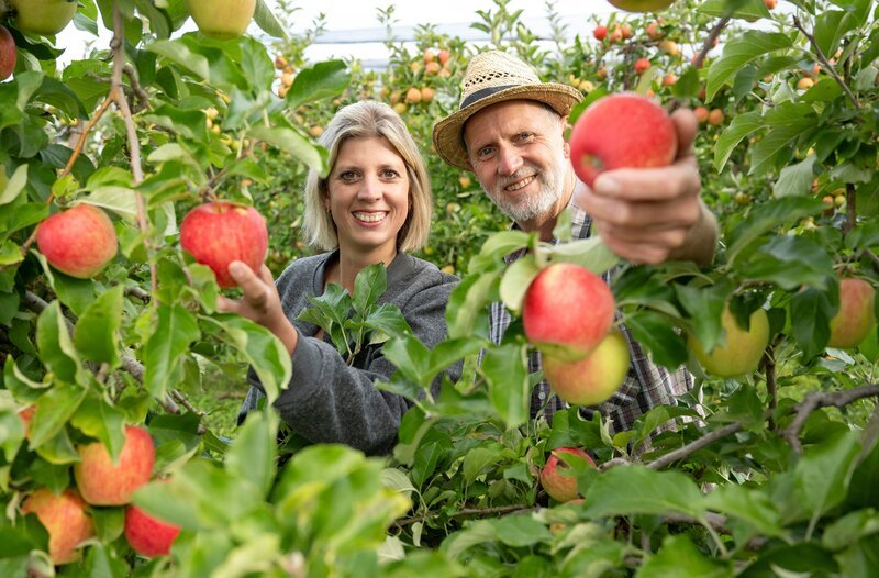 Jessica Joos und ihr Vater Kurt Sehringer auf dem Obsthof Sehringer in Schallstadt-Mengen. – Bild: BR/​WDR/​megaherz GmbH/​Melanie Grande
