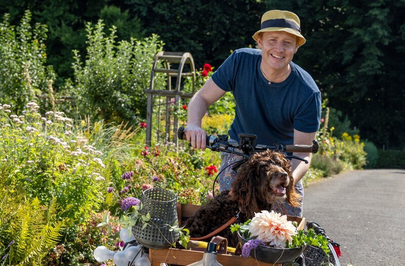 Garten und lecker – 5 Staffel, Start mit Folge 1 am 27. Februar 2023. Für ihre Feste können die Gastgeber und Gastgeberinnen auf die Unterstützung vom „Schönmacher“ Björn Kroner zählen. Gemeinsam mit den Gärtnerinnen und Gärtnern kreiert der Floristmeister das perfekte Party-Motto und die dazu passende Dekoration für den jeweiligen Garten. – Bild: WDR/​Melanie Grande