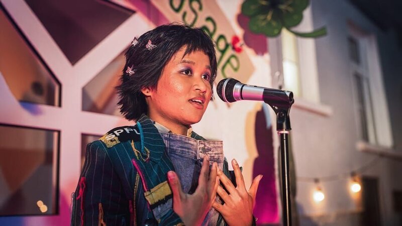 Massuda (Tisa Pharaschad Khumyim) steht am Mikro und findet die richtigen Worte. – Bild: MDR/​Carolin Reschke