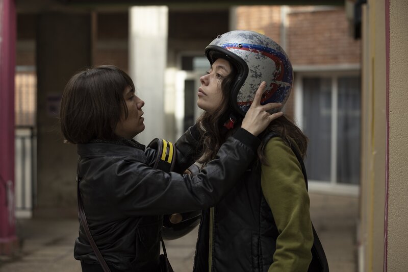 Nati (Anna Castillo, r.) beschließt, dem Tanzen eine zweite Chance zu geben, und begibt sich mit Laia Buedo (Bruna Cusí, l.) zum Tanzkurs – Bild: Daniel Escale