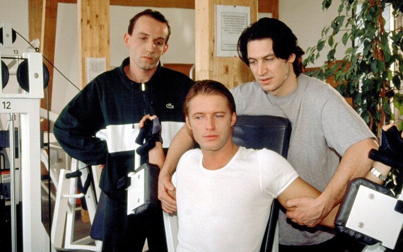 Kommissar Richie Moser (Tobias Moretti, re.) und Ernst Stockinger (Karl Markovics, li.) verhören den verdächtigen Hubert Zauner (Bruno Eyron, mi.) im Fitnessklub. – Bild: ORF III