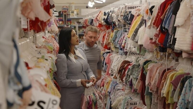 Jasmine Del Carmen Pineda Higuera and Matt Branistareanu shopping for baby clothes at a store in Michigan. – Bild: Warner Bros. Discovery, Inc. or its subsidiaries and affiliates