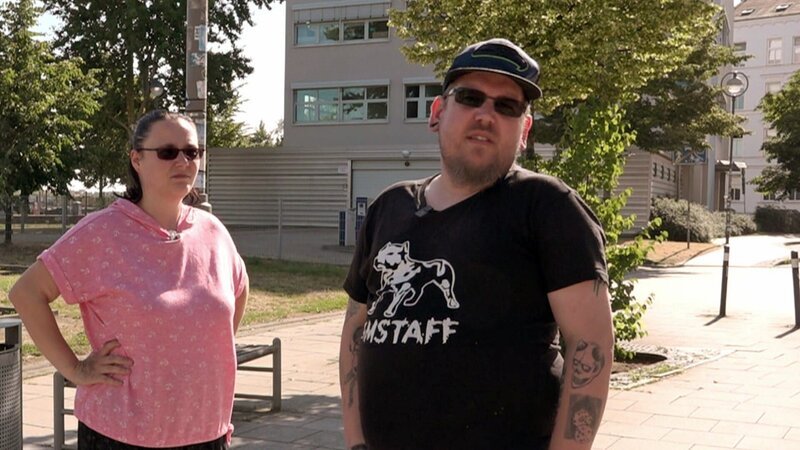 Maik und Janett erwarten gespannt den Gerichtstermin. – Bild: RTL Zwei