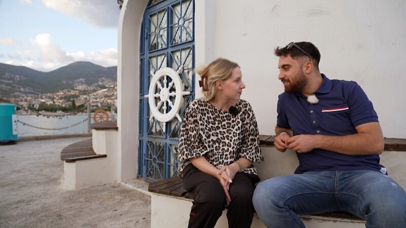 Während Loredanas Kräfte schwanken, versucht Servet alles, um seiner Frau schöne Momente zu schenken. – Bild: RTLZWEI