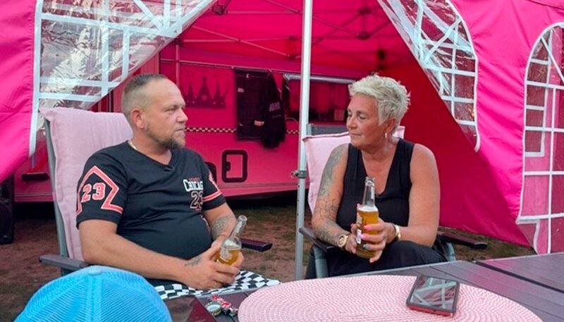 (v.r.n.l.) Stefanie (54) und Mario (43) aus dem Ruhrgebiet vor ihrem pinken Wohnwagen auf dem Campingplatz Duinrell in Holland. – Bild: WDR/​Sagamedia