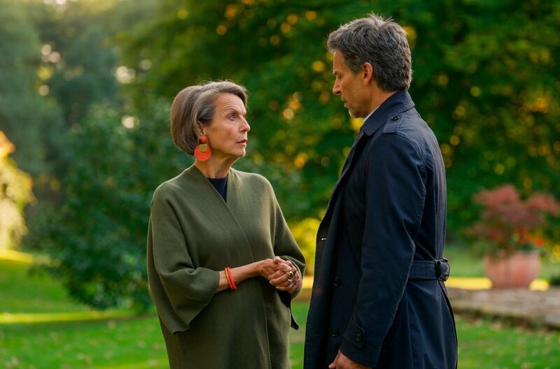 Richard (Florian Odendahl) versucht seine Leute in den Aufsichtsrat der EmKa bringen, um Victoria (Caroline Schreiber) loszuwerden. – Bild: NDR