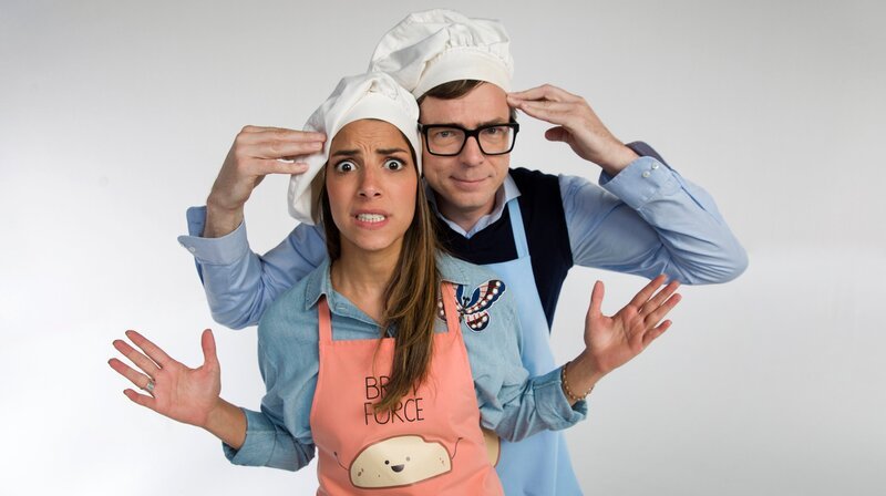 Bei „Brot force – In der Küche mit Clarissa und Ralph“ müssen die beiden im Studio unter Zeitdruck ein Brot backen, sonst wird sich die Sendung innerhalb kürzester Zeit selbst auflösen. – Bild: WDR/​Ben Knabe