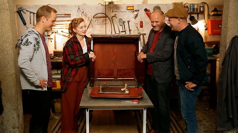 Die Experten Steffen (l) und Detlef Vangerow (2.v.r.) kümmern sich heute zusammen mit Oli P. (r) und Victoria um einen alten Plattenschrank aus den 50ern. – Bild: WDR/​Encanto Film- und Fernsehproduktions GmbH