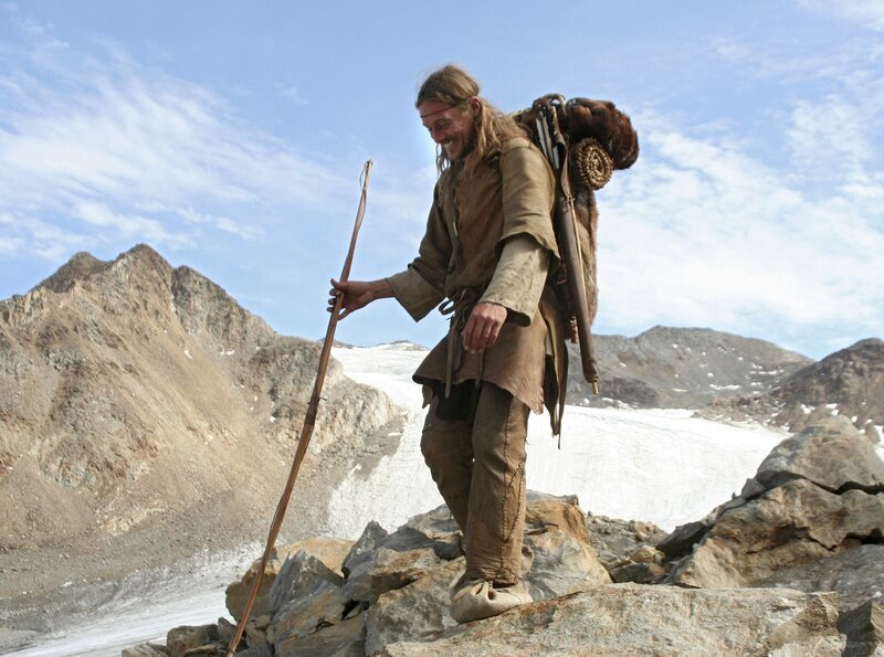 In den steinzeitlichen Fellschuhen vom Ötzi versuchen sie, über den Berg zu kommen. Im Bild: Henning Fenner. – Bild: SWR/​Schmoll