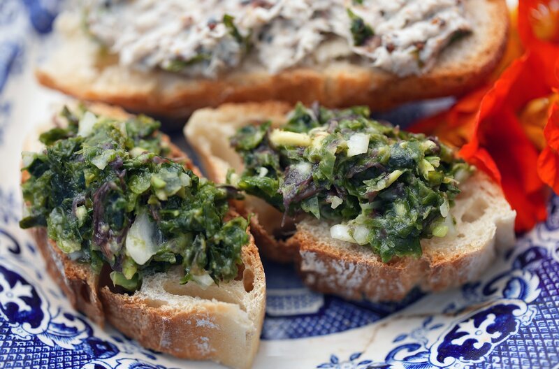 Aufstrich aus frischen Algen und Makrelen – die lokale Küche ist geprägt von dem, was die karge Landschaft und das umliegende Meer hergeben. – Bild: Frederik Klose-Gerlich