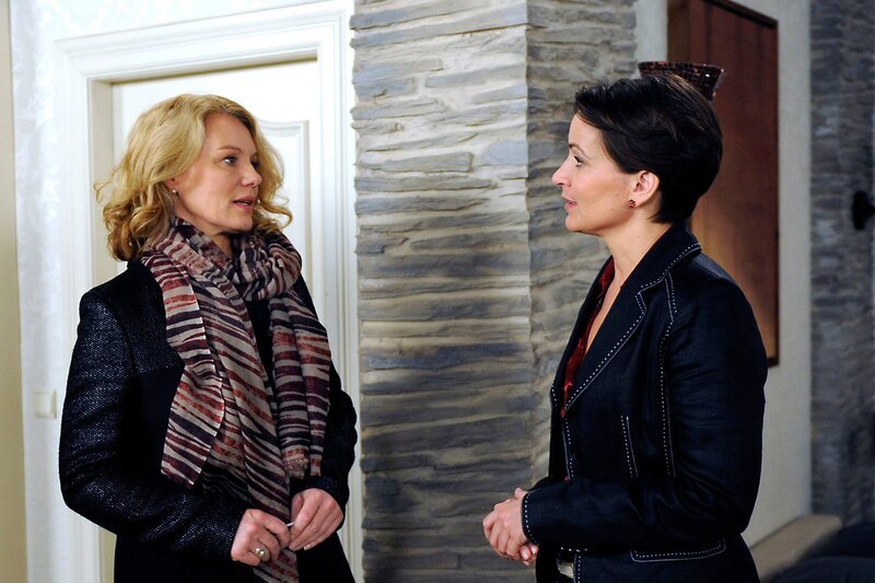 Tine (Maike Bollow, l.) ist peinlich berührt, als sie mit Rahel (Svenja Beneke, r.) spricht und sich ihr Misstrauen gegenüber Malte als unberechtigt herausstellt. – Bild: ARD/​Nicole Manthey