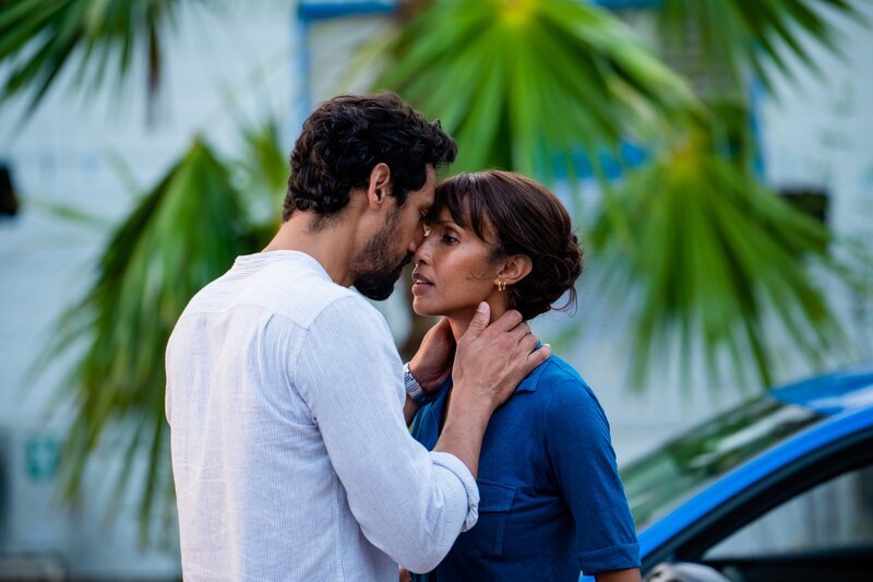 Mélissa (Sonia Rolland) und Cyril (Stany Coppet) nehmen Abschied voneinander, bevor er seine neue Stelle in Bordeaux antritt. – Bild: ZDF und Lionel CHAMOISEAU.
