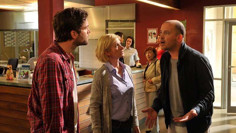 Adam Hell (Patrick Wolff, r.) macht Martina Seiffert (Astrid M. Fünderich, M.) und Jo Stoll (Peter Ketnath, l.) heftige Vorwürfe, dass sie seine Kinder immer noch nicht gefunden haben. – Bild: ZDF und MARKUS-FENCHEL