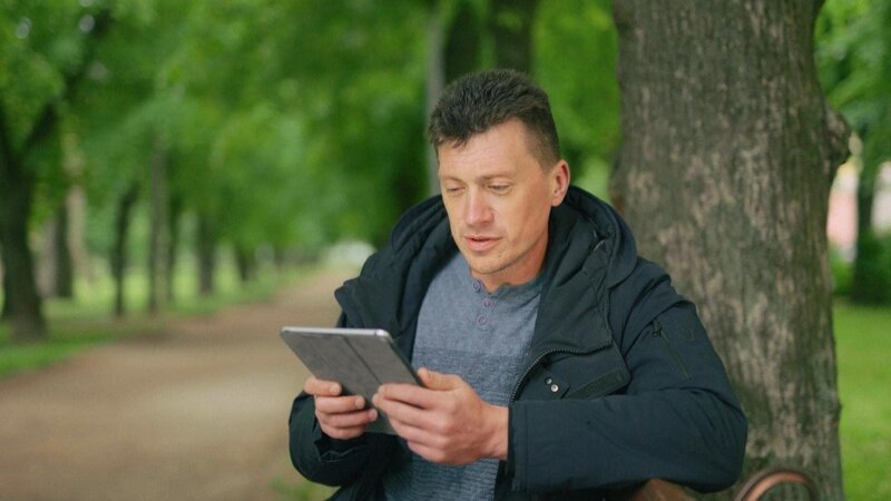 Der ukrainische Veteran Alexey erkennt im Datensatz die Stellungen der eigenen Armee. – Bild: Stefanie Barnes /​ BR