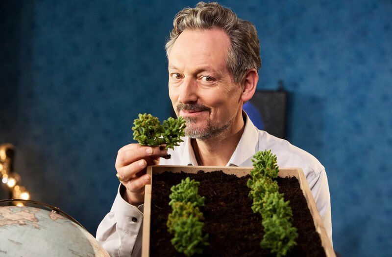 Den Acker vor lauter Bäumen nicht sehen? Eine gute Sache, wenn man agroforstwirtschaftlich denkt. Agroforstwirtschaft ist eine alte-neue Art der Landwirtschaft. Dabei werden Gemüse und Bäume gleichzeitig auf Äckern angepflanzt. Das soll nicht nur den Pflanzen helfen, sondern auch dem Klima. Wie genau das funktioniert, erklärt Eckart von Hirschhausen in „Wissen vor acht – Erde“. – Bild: ARD/​Kai Schulz