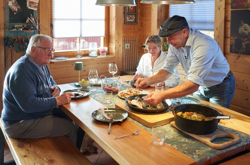 Dieter und Tanja Braun (re.) genießen mit Opa Erich das leckere Gericht. – Bild: SWR/​Daniel Godde
