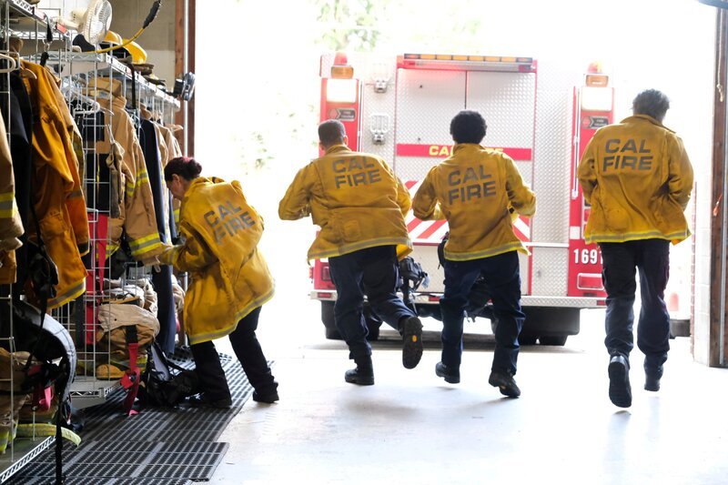 ìPilotî ñ Max Thieriot stars as Bode Donovan, a young convict seeking redemption and a shortened prison sentence by joining a prison release firefighting program in Northern California where he and other inmates are partnered with elite firefighters to extinguish massive, unpredictable wildfires across the region. Itís a high-risk, high-reward assignment, and the heat is turned up when Bode is assigned to the program in his rural hometown, where he was once a golden all-American son until his troubles began. Five years ago, Bode burned down everything in his life, leaving town with a big secret. Now heís back, with the rap sheet of a criminal and the audacity to believe in a chance for redemption with Cal Fire, on the series premiere of FIRE COUNTRY, Friday, Oct. 7 (9:00⁠–⁠10:00 PM, ET/​PT) on the CBS Television Network and available to stream live and on demand on Paramount+*. Series also stars Billy Burke, Kevin Alejandro, Diane Farr, Stephanie Arcila, Jordan Calloway and Jules Latimer.  Photo: Bettina Strauss/​CBS ©2022 CBS Broadcasting, Inc. All Rights Reserved. – Bild: Bettina Strauss /​ CBS ENTERTAINMENT /​ Die Verwendung ist nur bei redaktioneller Berichterstattung im Rahmen einer Programmank¸ndigung ab 2 Monate vor der ersten Auss /​ © 2022 CBS Broadcasting Inc. All Rights Reserved.