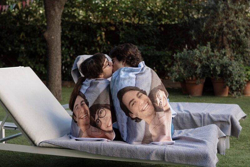 Patri (Anna Marchessi, l.) besucht ihren Freund Enric (Eloi Costa, r.). Die Situation ist zunächst von romantischer Stimmung geprägt, doch plötzlich kippt diese. – Bild: ZDF und Daniel Escale.