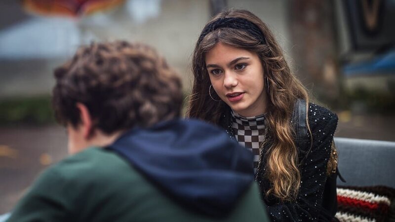 Suki (Alva Müllenberg) gibt Milo (Jonas Fischer) einen Rat. – Bild: MDR/​Carolin Reschke