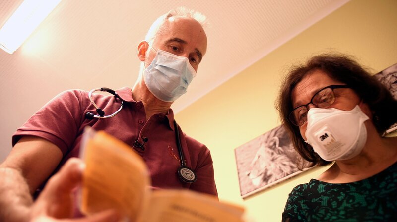 Dr. Stefan Sieh bespricht mit einer Patientin die nächste Impfung. – Bild: HR/​Kathleen Witt