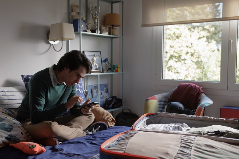 Enric (Eloi Costa) hofft darauf, Patri bei der Tanzvorführung zu treffen. Doch er ahnt nicht, dass seine Eltern bereits andere Pläne für ihn haben. – Bild: Daniel Escale /​ ZDF