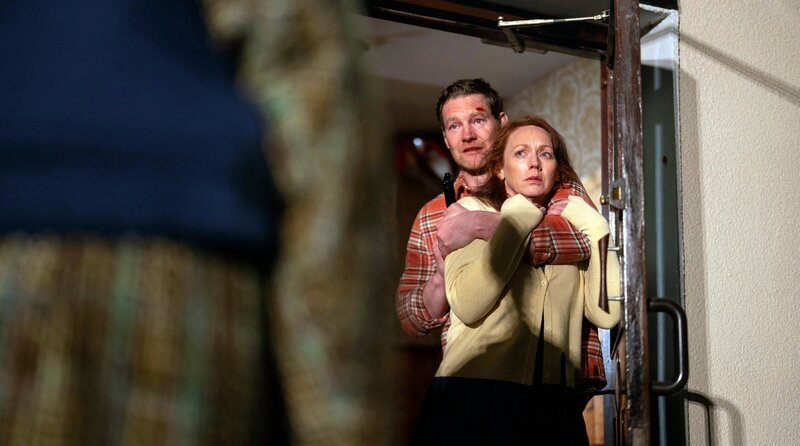 Sinead Doyle (Marion O’Dwyer, li.) versucht ihren Sohn Ronan (Barry John Kinsella) davon zu überzeugen, seine Frau Grace (Lucianne McEvoy) und die anderen Geiseln freizulassen. – Bild: ARD Degeto Film/​good friends Filmproduktions GmbH/​Bernard Walsh