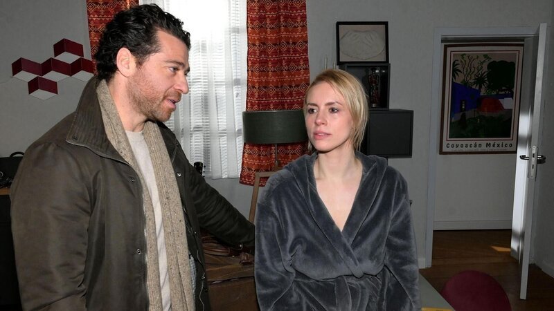 Carlos (Patrick Fernandez) und Zoe (Lara Dandelion Seibert) versuchen den Schmerz über ihre Trennung zu überspielen. – Bild: RTL Carlos (Patrick Fernandez) und Zoe (Lara Dandelion Seibert) versuchen den Schmerz über ihre Trennung zu überspielen. – Bild: RTL